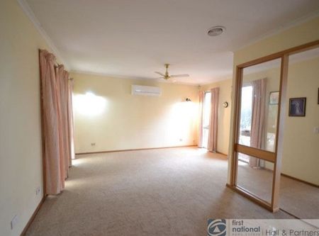 37 Hoysted Avenue, Cranbourne North - Photo 2