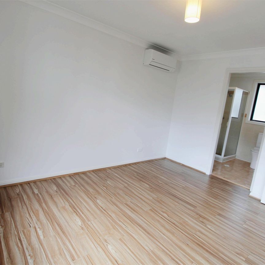 Beautiful Villa in Darcy Road Public School Catchment – With Whole-Home Water Filtration - Photo 1