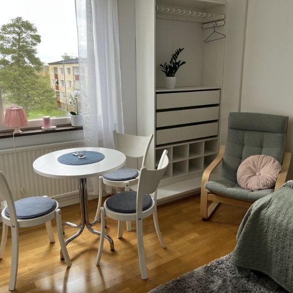 Ljust och välplanerat rum i lugna Vendelsö! Delat boende med bra kommunikationer till Stockholm. - Photo 1