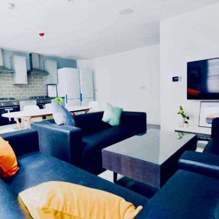 6 Beds 2 Baths - Photo 1