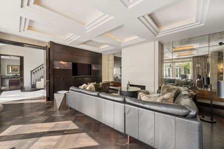 A beautifully remodelled, gated Victorian home in a prime Altrincham location. - Photo 3