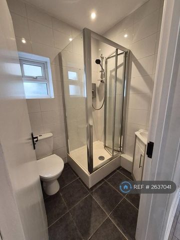 4 bedroom semi-detached house to rent - Photo 5