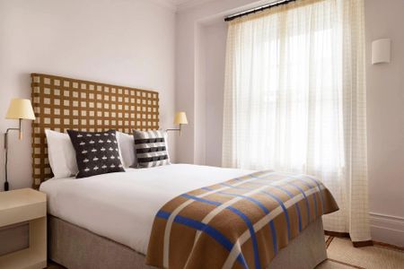 A lateral, two bedroom apartment in central Marylebone offering hotel-style services. - Photo 2