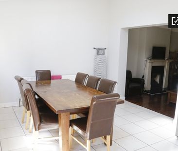 Room in 5-bedroom apartment in Ballymun, Dublin - Photo 4