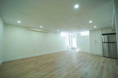 Property For Lease | X8463956 - Photo 3