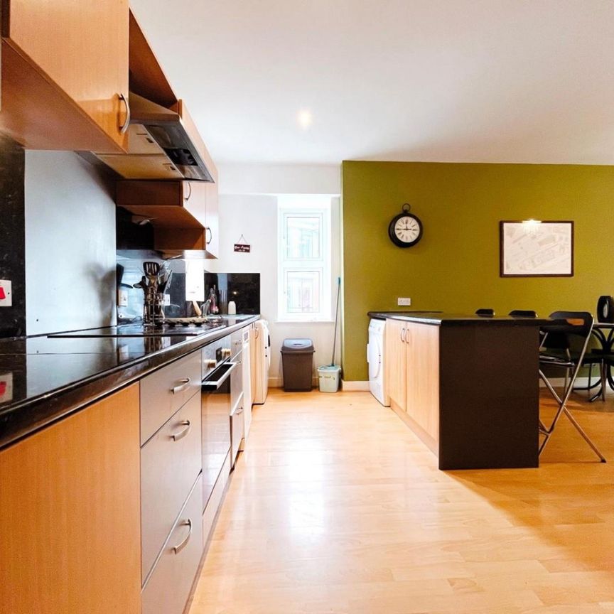 2 bedroom Flat To Let - Photo 1