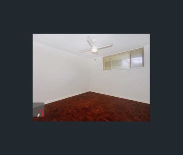 Cute unfurnished unit in prime locale awaits you! - Photo 4