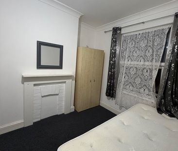Room in a Shared House, Wood St, E17 - Photo 4
