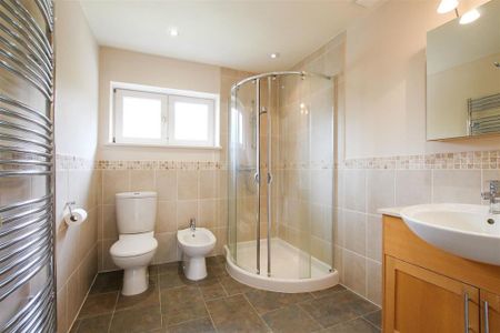 4 bedroom detached house to rent - Photo 2