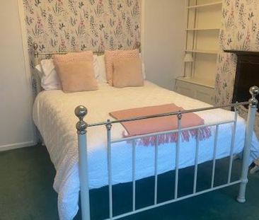 Spacious double room in homely North Woodley semi - Photo 6