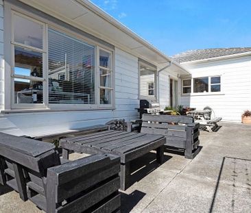 Sunny 4 Bedroom Home with Courtyard - Photo 3