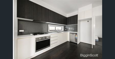 Spacious 5-Bedroom Townhouse Sanctuary - Photo 4