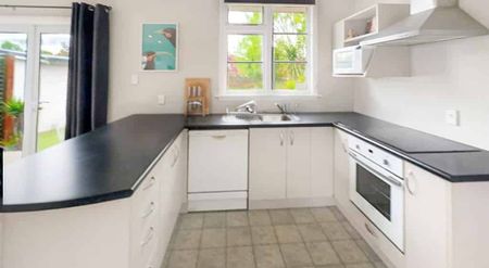 Warm, Cosy Three Bedroom Home - Photo 2