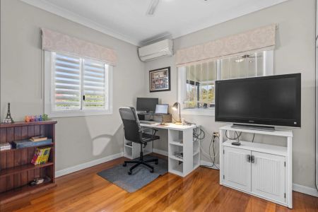 Beautifully Renovated Clayfield Home with Dual Living & Entertainer's Appeal - Photo 4