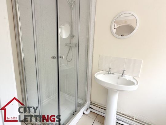 4 Bedroom Semi-Detached House - Photo 1