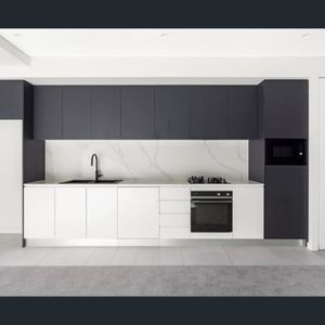 Sophisticated Retreat: Enjoy Modern Urban Living in a Stylish Studio - Photo 2