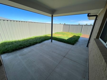 BRAND NEW 4 BEDROOM HOME WITH GARDENER - Photo 3