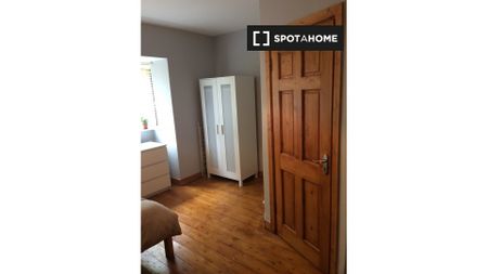 Room for rent in 4-bedroom apartment in Glasnevin, Dublin - Photo 2