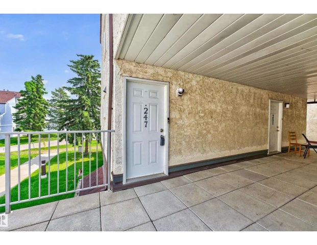 BEAUTIFUL TOWNHOUSE — 2 Bedrooms+ Den Townhouse - Photo 1