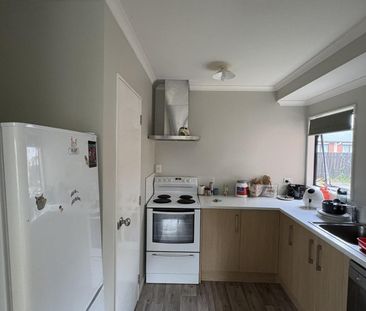 Spacious Four-Bedroom Townhouse - Hamilton East - Photo 6