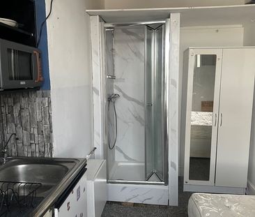 Studio Flat, Barons Court, W14 - Photo 1