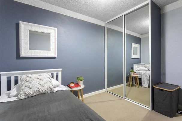 CHIC URBAN APARTMENT - Photo 1