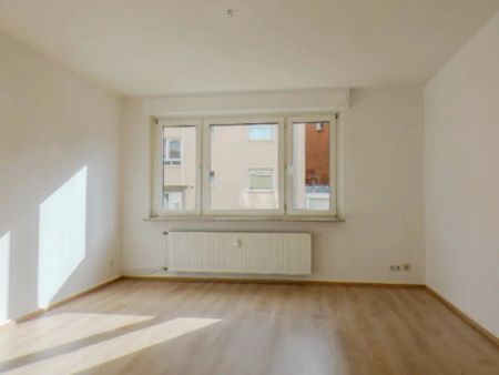 Helle 3-Zimmer-Erdgeschosswohnung mit Balkon in gepflegtem Mehrfamilienhaus - Foto 3