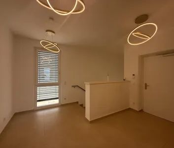 Luxus Penthouse mit Outdoor-Jacuzzi wird komplett möbliert vermietet // Luxury penthouse with outdoor Jacuzzi available for rent, fully furnished // - Photo 2