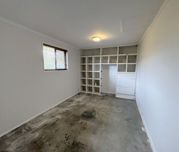 Beautifully Refreshed Home with Private Swimming Pool - Photo 4