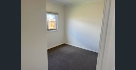 $570 PW. - AVAIL NOW - Photo 4