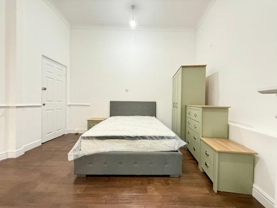 Studio Flat, Fairfield Street, SW18 - Photo 1