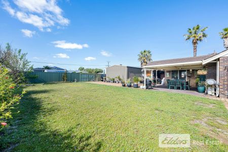 Charming 3-Bedroom Home Just Metres from Safety Bay Beach! - Photo 2