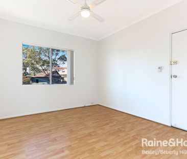 Charming & Convenient Two Bedroom Apartment - Central Location - Photo 1