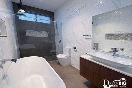 “Luxury Single-Storey Family Home With 3 Living Areas!” - Photo 4