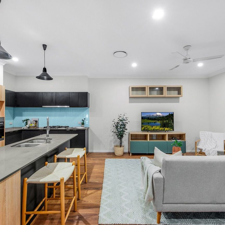 Luxurious Tri-level 4-Bedroom Townhouse! - Photo 1