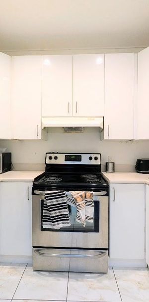 ** Large Furnished 2bed 2bath in a Gorgeous Building Downtown, Metro Atwater ** - Photo 1