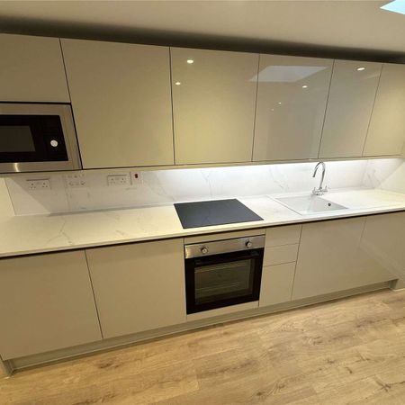 A newly converted 1 bedroom apartment to rent at Market Place in the heart of Reading's town centre. Having been superbly converted, offering a very high standard of presentation throughout. - Photo 3