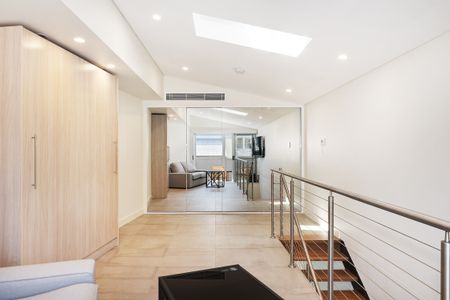 Tri Level Freestanding Home - Fully Furnished - Photo 5