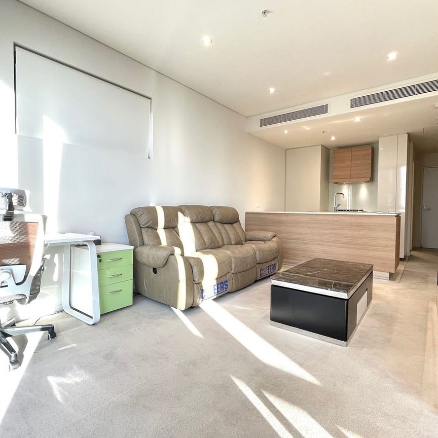 *FULLY FURNISHED* Luxurious Apartment in the Heart of Parramatta - Photo 1