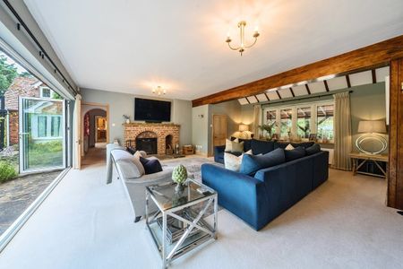 6 bedroom detached house to rent - Photo 2