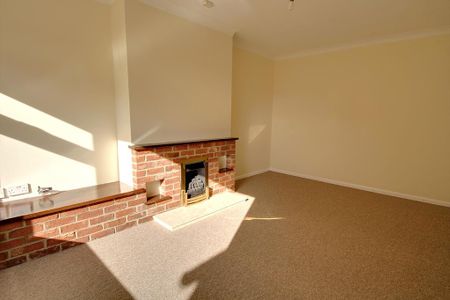 3 bedroom detached bungalow to rent - Photo 2