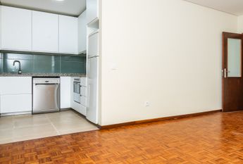 2+1 Bedroom Apartment in Canidelo (Remodeled)