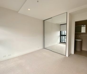 Two Large Bedroom Apartment with City Views - Photo 3