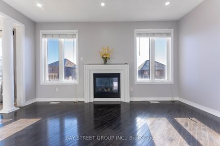 For Lease - 471 Kwapis Boulevard, Newmarket, Ontario - Photo 2