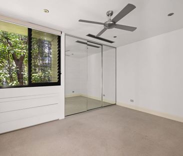 Large, renovated & immaculate dual-level residence - Photo 6