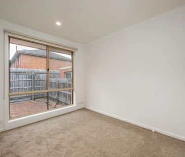 Like New Villa Unit in Prime Location - Photo 3