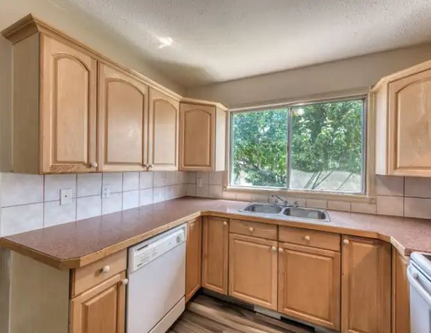 Big 2 Bedroom main floor over 1050 sq/ft just fully renovated | 805 8 Ave Ne, Calgary, Calgary - Photo 1