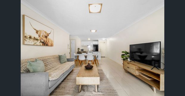 Spacious Two Bedroom Apartment with Private Courtyard – 9 Month Lease Only - Photo 1