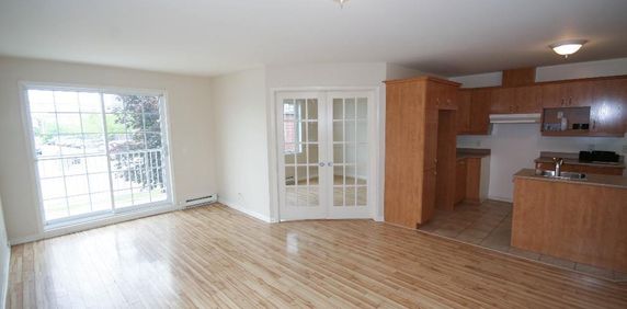 Condo, 5 1/2 Saint-Hubert, libre 1er mars 2026, Électricité inclu, Air climatisé - Photo 2