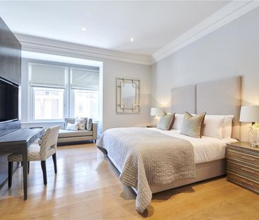 3 bedroom flat in Mayfair - Photo 1